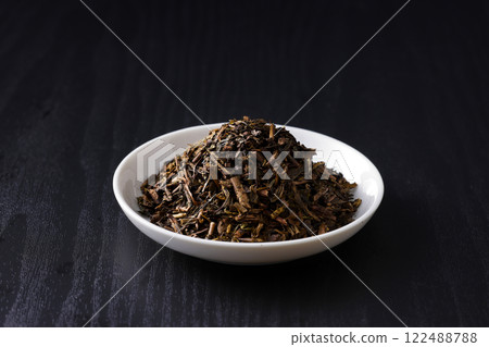 Hojicha tea leaves 122488788