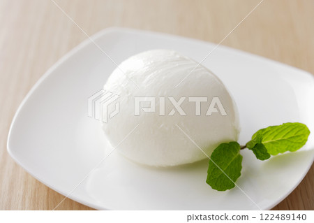 Mozzarella cheese 122489140