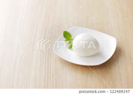Mozzarella cheese 122489147