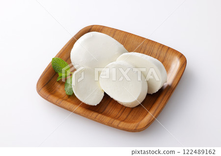 Mozzarella cheese 122489162