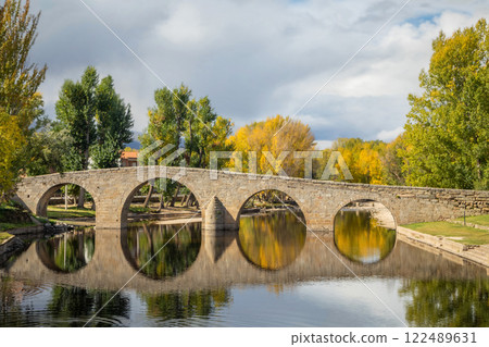 Navaluenga, Spain. View of stone Roman bridge 122489631