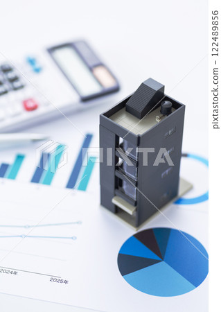 藍色圖表和公司大樓和計算器 藍色圖表和公司大樓和計算器 122489856