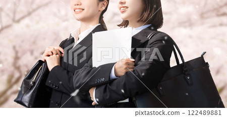 Two young women, job seekers and new employees (Spring and Sakura) 122489881