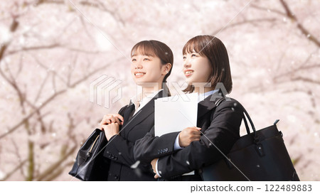 Two young women, job seekers and new employees (Spring and Sakura) 122489883