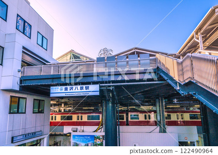 日本橫濱城市景觀，俯瞰京急電鐵金澤八景站等。 122490964