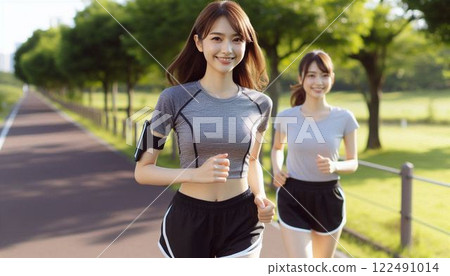 兩名女跑步選手跑步 兩名女跑步選手跑步 122491014