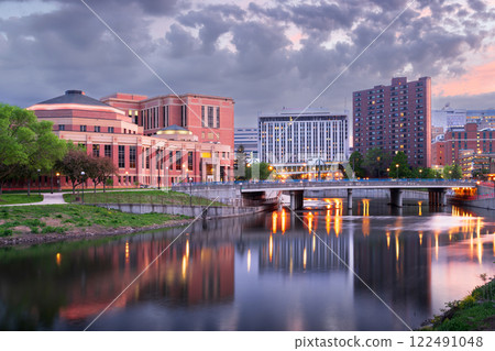 Rochester, Minnesota, USA cityscape on the Zumbro River 122491048