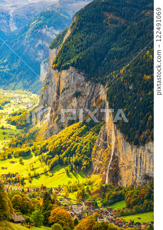Lauterbrunnen, Switzerland valley from Wengen Lauterbrunnen, Switzerland valley from Wengen 122491069