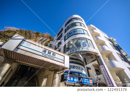 日本橫須賀城市景觀，俯瞰京急電鐵浦賀站等。 122491376