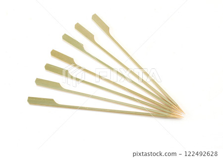 白色背景上的竹串 白色背景上的竹串 122492628