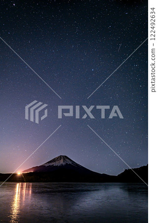 (Yamanashi Prefecture) A spectacular view of the inverted Mt. Fuji and the starry sky from Lake Shojiko (Yamanashi Prefecture) A spectacular view of the inverted Mt. Fuji and the starry sky from Lake Shojiko 122492634