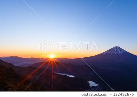 (Yamanashi Prefecture) The sunrise and Mt. Fuji as seen from Mt. Odake in the Misaka Mountains 122492670