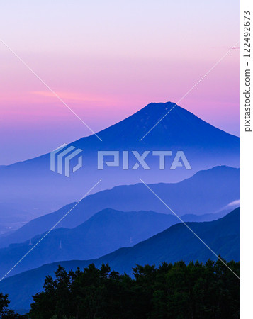 (Yamanashi Prefecture) View of Mt. Fuji, the mountain ranges and the sunrise from Mt. Karagaharazuri 122492673