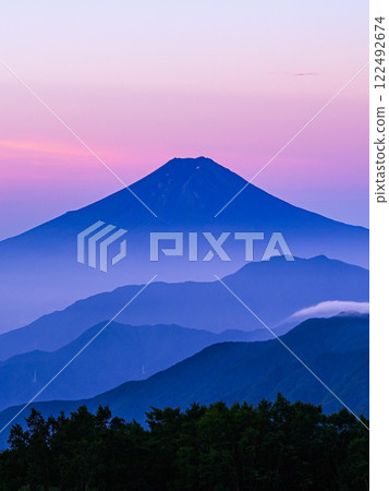 (Yamanashi Prefecture) View of Mt. Fuji, the mountain ranges and the sunrise from Mt. Karagaharazuri 122492674