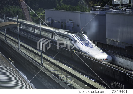 高速行駛的直線新幹線 122494011