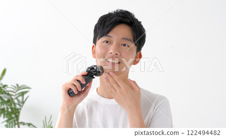 用電動剃須刀刮鬍子的男人 122494482