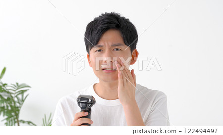 用電動剃須刀刮鬍子的男人 用電動剃須刀刮鬍子的男人 122494492