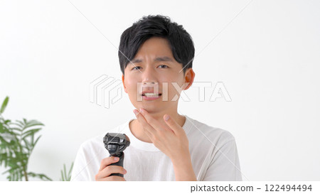 用電動剃須刀刮鬍子的男人 用電動剃須刀刮鬍子的男人 122494494