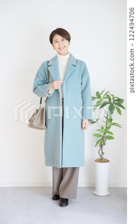 Fashion coordination of women's winter clothes, whole body (portrait) Fashion coordination of women's winter clothes, whole body (portrait) 122494706