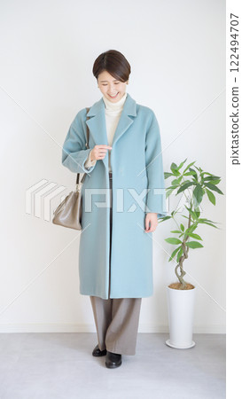 Fashion coordination of women's winter clothes, whole body (portrait) Fashion coordination of women's winter clothes, whole body (portrait) 122494707