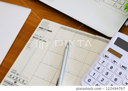 Household accounting, tax return, year-end adjustment Household accounting, tax return, year-end adjustment 122494767