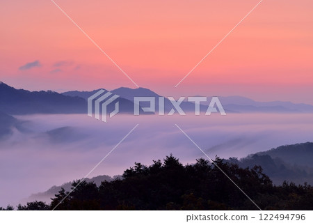Ryogoku Oroshi (sea of clouds) in Misato Town from Tanohara Observatory Ryogoku Oroshi (sea of clouds) in Misato Town from Tanohara Observatory 122494796