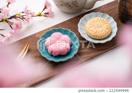 盤子上的櫻花和果子 盤子上的櫻花和果子 122494996