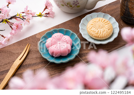 盛在櫻花盤中的日式甜點 122495184