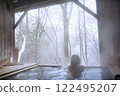 露天浴池被白雪覆蓋 122495207