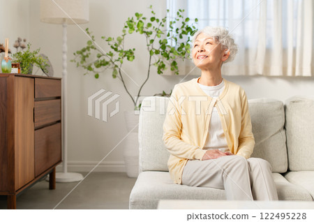放鬆在客廳的資深婦女 放鬆在客廳的資深婦女 122495228