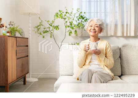 在客廳喝咖啡的高級女人 在客廳喝咖啡的高級女人 122495229