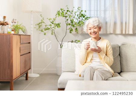 在客廳喝咖啡的高級女人 在客廳喝咖啡的高級女人 122495230
