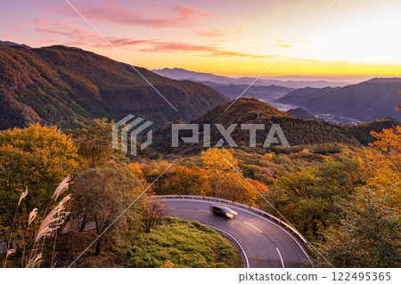 [栃木縣]紅葉之巔的日光伊呂波坂和黎明的黑上平的景色 122495365