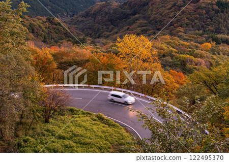 [栃木縣]紅葉之巔的日光伊呂波坂和黎明的黑上平的景色 122495370