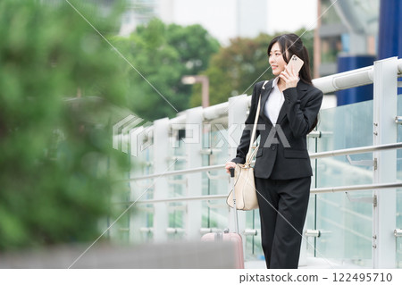 拜訪智能手機的女商人 122495710