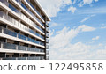 清新的藍天和公寓的景觀 122495858