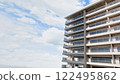 清新的藍天和公寓的景觀 122495862