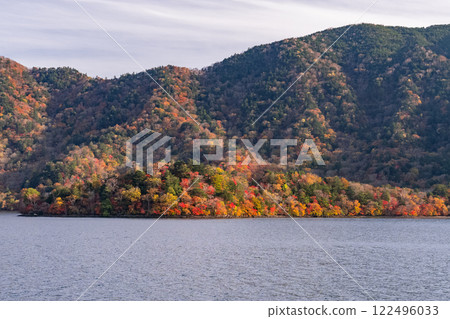 [Tochigi Prefecture] Oku-Nikko in autumn, Lake Chuzenji in autumn leaves 122496033