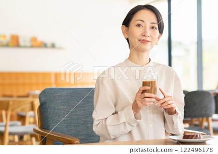 中年婦女在咖啡館喝咖啡 中年婦女在咖啡館喝咖啡 122496178