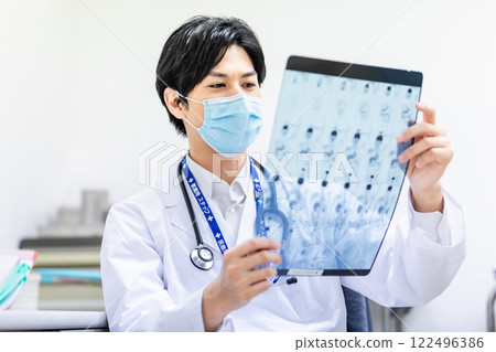 看MRI圖像的醫生在身體檢查 122496386
