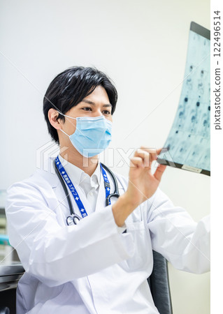看MRI圖像的醫生在身體檢查 看MRI圖像的醫生在身體檢查 122496514