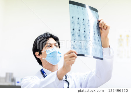 看MRI圖像的醫生在身體檢查 122496550