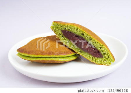 Matcha dorayaki on a white plate 122496558