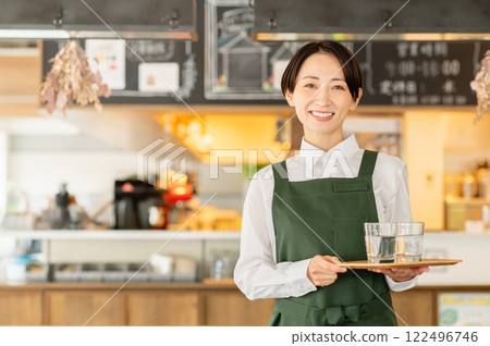 在咖啡館工作的中年女店員 122496746