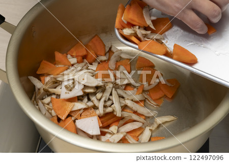 豬肉湯的製作過程。 豬肉湯的製作過程。 122497096