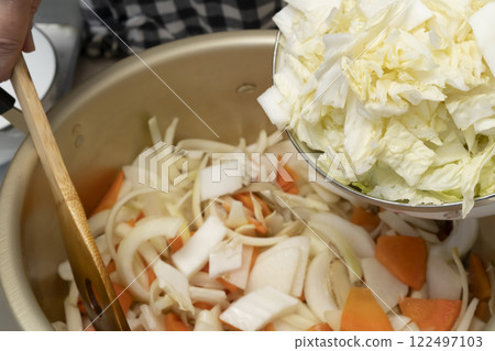 The process of making pork soup. Pork soup with lots of ingredients. 122497103