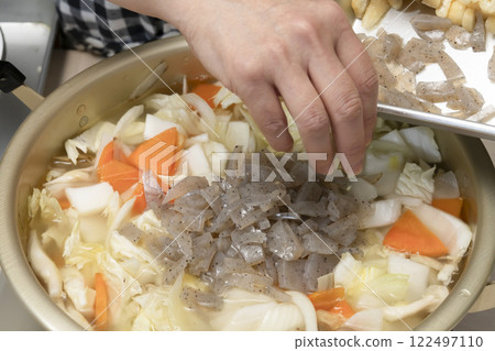 The process of making pork soup. Pork soup with lots of ingredients. 122497110