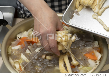 The process of making pork soup. Pork soup with lots of ingredients. 122497111