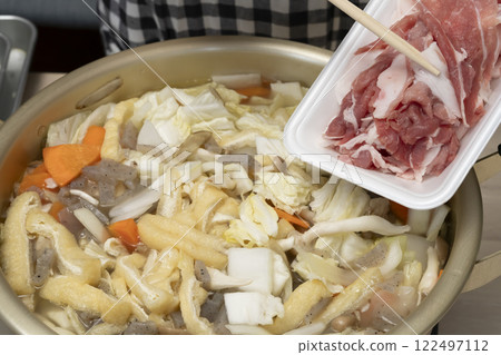 The process of making pork soup. Pork soup with lots of ingredients. 122497112