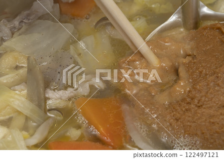 豬肉湯的製作過程。 豬肉湯的製作過程。 122497121
